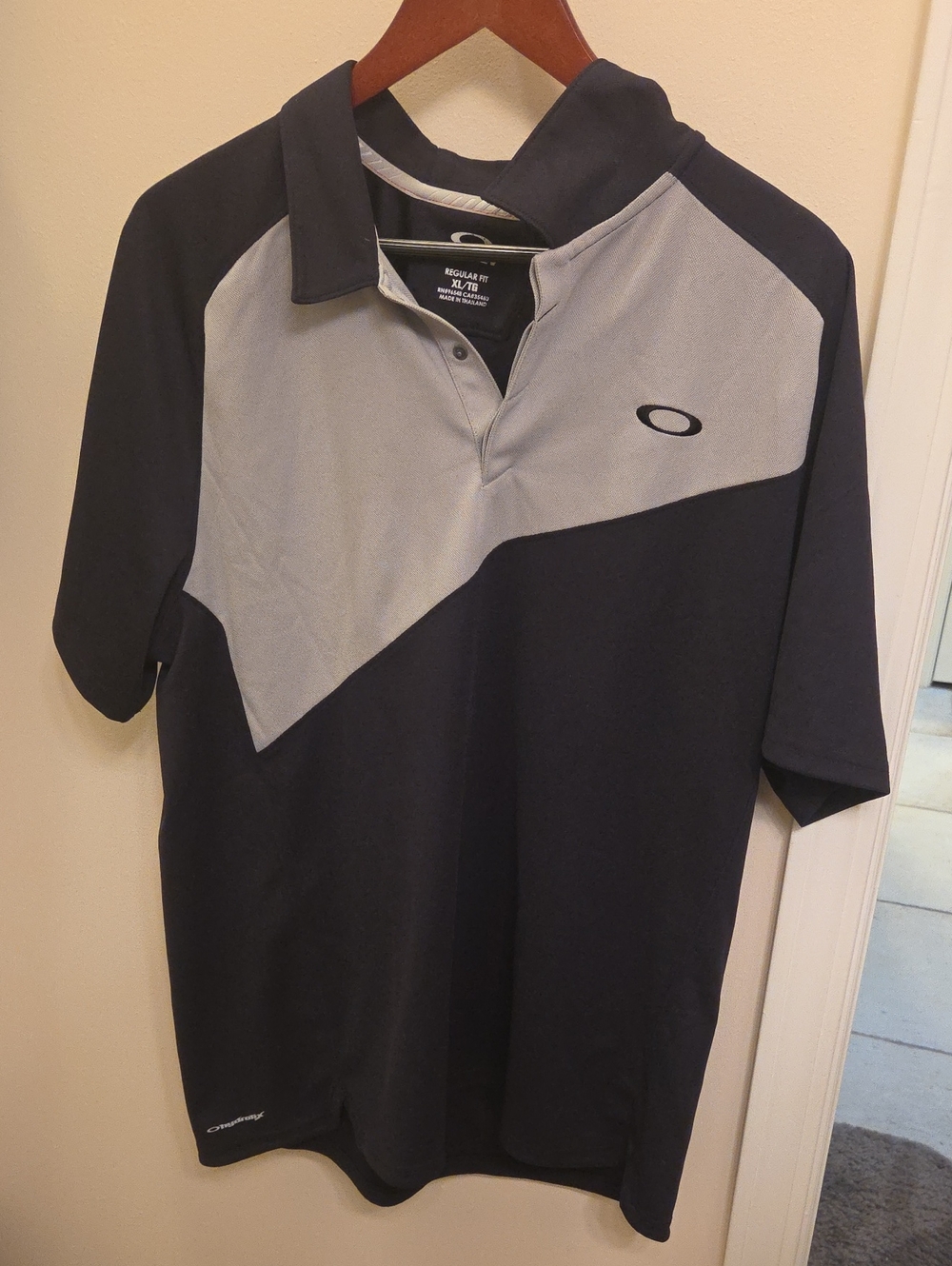 Oakley Men’s Black and Light Gray Diagonal Panel Polo